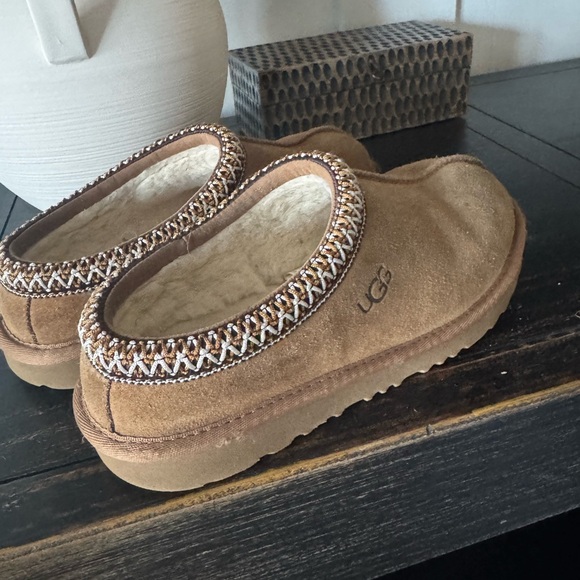 UGG Kids Tan Slippers with Patterned Trim - Picture 5 of 6